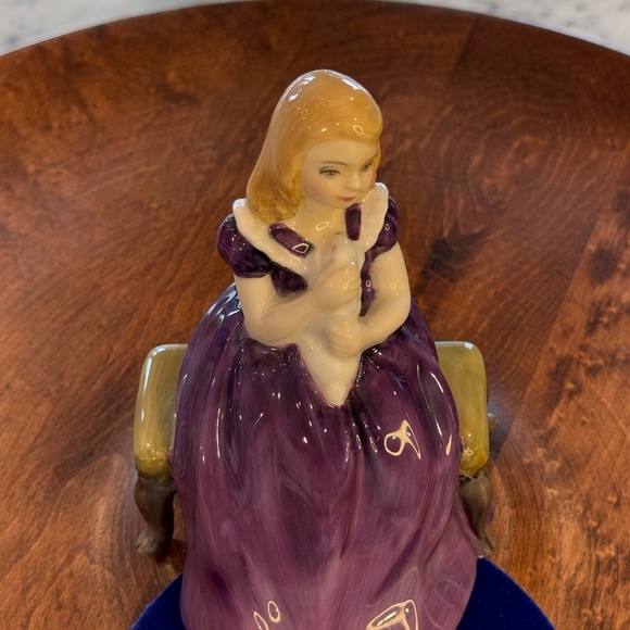 Royal Doulton miniature figurine "Affection" HN 2236. Girl with bunny sitting. - Picture 5 of 8